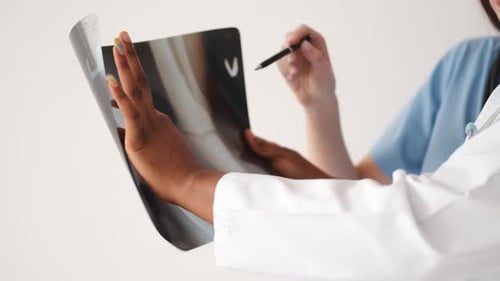 Zwei Ärzte studieren Röntgenbild im hellen Büro