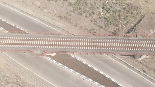 Vista aérea da ponte ferroviária vazia na região de Samtskhe-Javakheti, Geórgia.