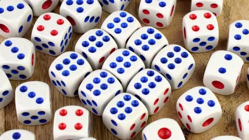 Viele Glücksspielwürfelwürfel, die im Casino spielen, testen Sie Ihr Glück Reich des Zufalls drehen langsam