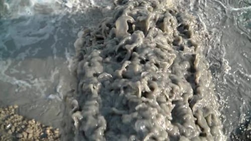 Aguas residuales, grandes tuberías de óxido, fusionan el entorno Las aguas residuales y el alcantarillado contaminan