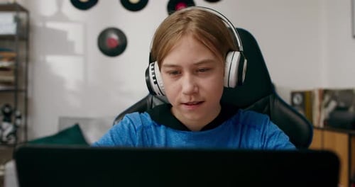 Adolescente usa mensajes de texto de computadora portátil Los amigos escuchan música en los juegos de auriculares inalámbricos son más importantes que