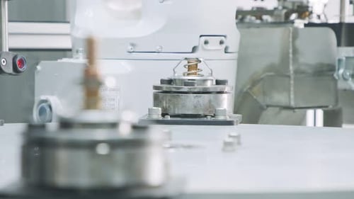 Machines robotisées avancées fabriquant des pièces sur une chaîne de montage automatisée