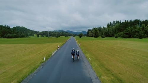 Team von Radfahrern fährt in wunderschöner Landschaft