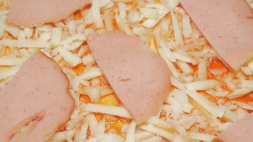 Pizzaboden bedeckt mit Käse und Salami langsam 4K 2160p UHD kippbares Filmmaterial - Geriebener Käse und h