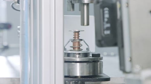 Machines robotisées avancées fabriquant des pièces sur une chaîne de montage automatisée