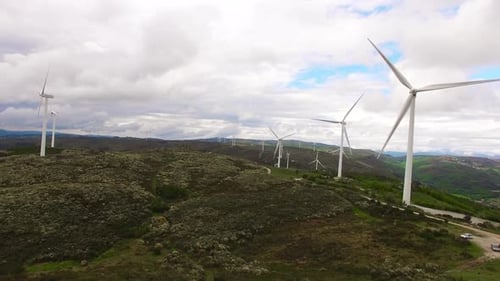 Windräder auf Bergen