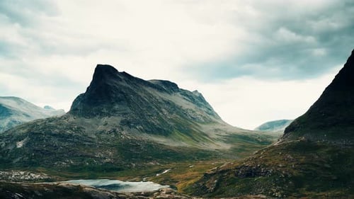 Wolken bewegen sich über Berge, Norwegen
