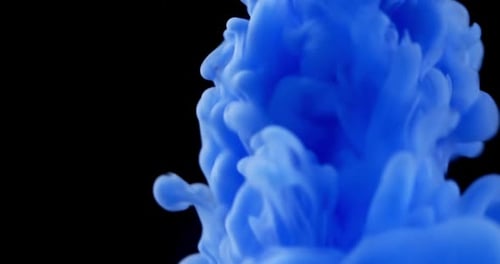 Blauer Tintenstrahl breitet sich im Wasser aus, Nahaufnahme von farbigem Rauch, der sich unter Wasser ausbreitet