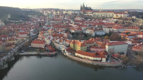 Luftbild der Karlsbrücke und der Prager Burg bei Sonnenuntergang im Dezember Prag, Tschechische Republik