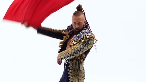 Torero con traje azul y dorado o típico torero español aislado sobre fondo blanco de estudio