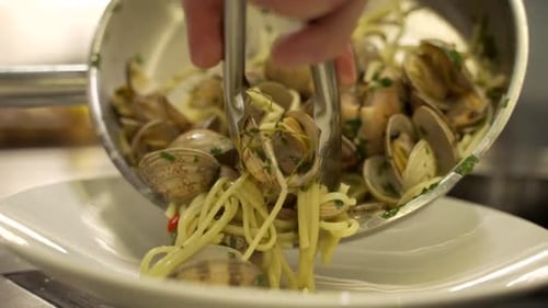 Chef servant des pâtes aux moules