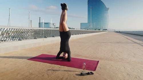 Femme faisant Salamba Sirsasana sur tapis