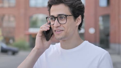 Junger Mann telefoniert