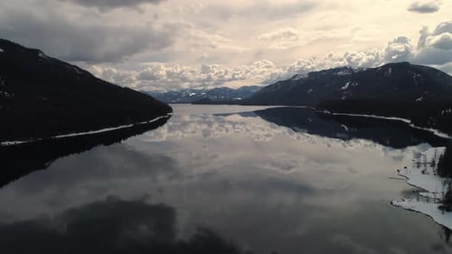 Winter-Luftbild am Kachess Lake am Snoqualmie Pass