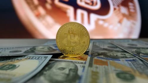 Moeda Bitcoin de Bronze, BTC e Notas de Dólares estão girando