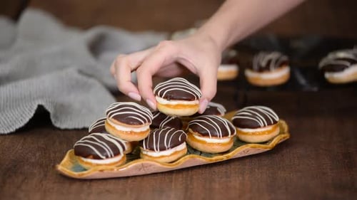 Frische Gebäckkuchen Boucher mit Schokoladenglasur