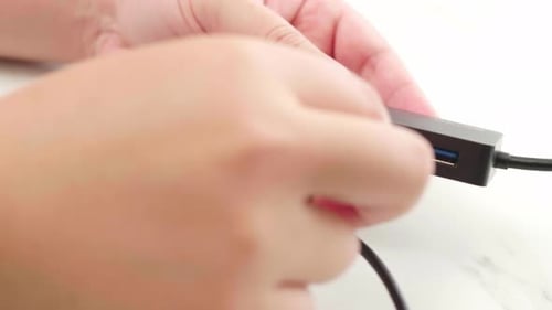 Man verbindet das USB-Kabel der externen Festplatte mit dem Hub zur Sicherung und Übertragung digitaler Daten.