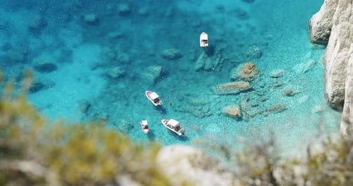 Bateaux de plaisance sur une plage isolée aux eaux bleues