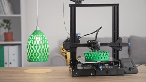 Moderne Technologien Automatischer 3D-Drucker druckt aus geschmolzenem grünem Kunststoff einen Prototyp einer Lampe