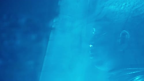 Alien Man im blauen Laserkegel