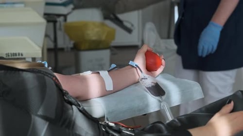 Blutspender bei der Spende im Medical Center. Nahaufnahme des Arms einer Frau, die im Krankenhaus Blut erhält