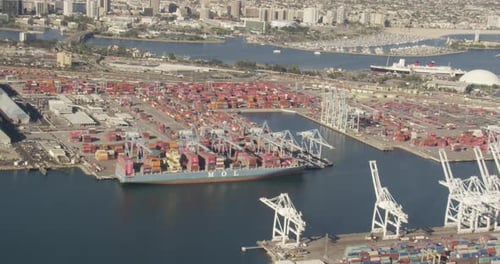 Filmagem aérea aérea de helicóptero, rastreando acima e ao redor de pinheiros com pequenas cabines, cobertura de carros
