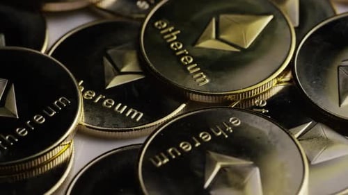 Foto rotativa de Bitcoins Ethereum