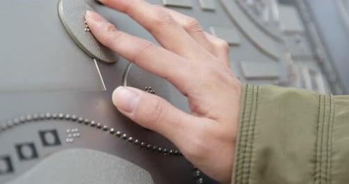 Lectura a ciegas en braille al aire libre