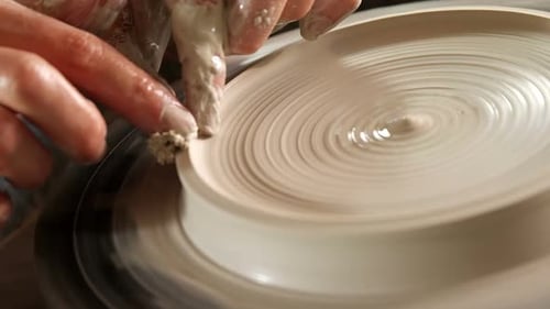 Potier mâle fabriquant un pot