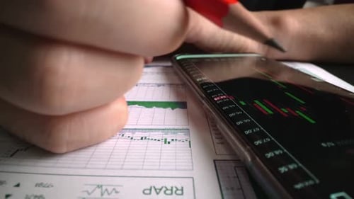 Contador analisando dados de marketing comercial no painel de papel na mesa do escritório