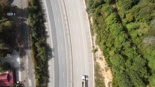 Luftaufnahme der zwei Seiten einer Autobahn umgeben
