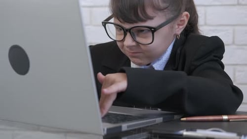 Emotionale Geschäftsfrau für Kinder.