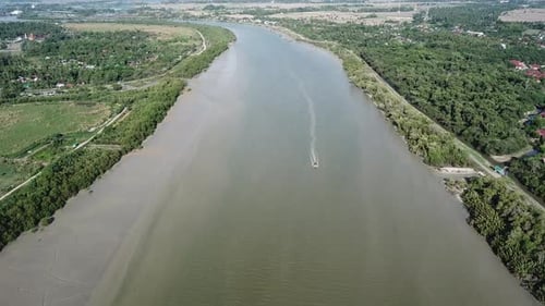Vista aérea: un movimiento de barco