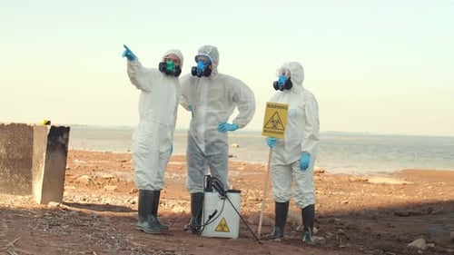 Três cientistas trabalhando em territórios ecologicamente danificados