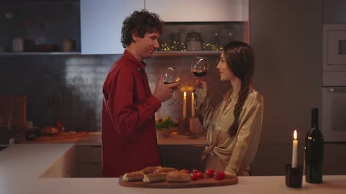 Paar unterhält sich und trinkt Wein während eines romantischen Abendessens