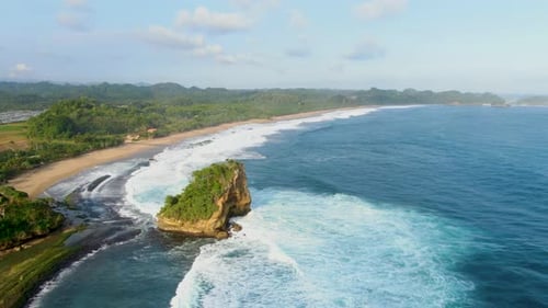 Destination de vacances tropicales Teluk Asmara beach, île de Java, Indonésie, vue aérienne