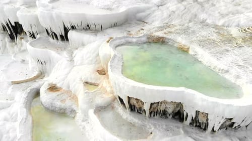 Roche de travertin blanc formée avec du carbonate de calcium minéral dans l'eau