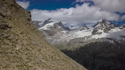 Survoler les montagnes alpines