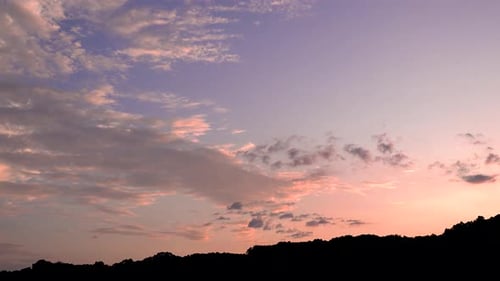 Zeitraffer eines wunderschönen Himmels mit Wolken in der Abenddämmerung, die sich in Nacht verwandeln