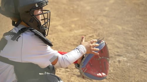 Junge spielt Catcher in einem Baseballspiel der kleinen Liga.