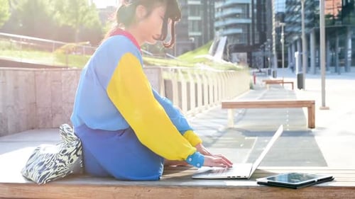 Junge asiatische Frau benutzt Computer