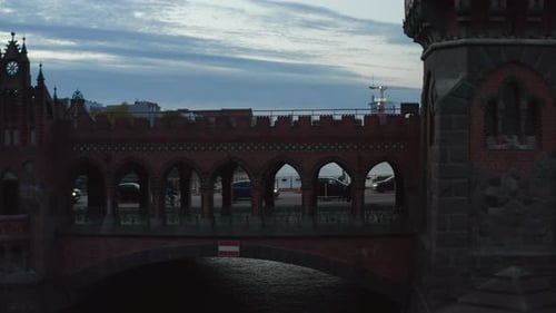 Suivi lent d'une personne marchant dans le tunnel du pont Berlin Oberbaum, suivi aérien moyen