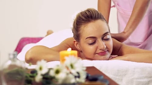 Frau bekommt Rückenmassage-Spa von einem Massagetherapeuten