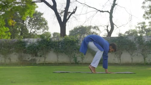 Indischer Mann macht Yoga im Voraus