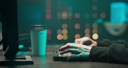 Close-up de uma jovem hacker feminina mãos escrevendo malware em um teclado de computador em