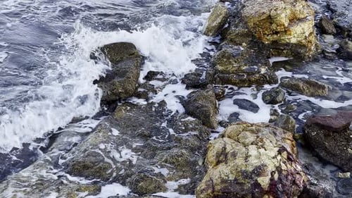 Rocas y olas marinas salvajes 3