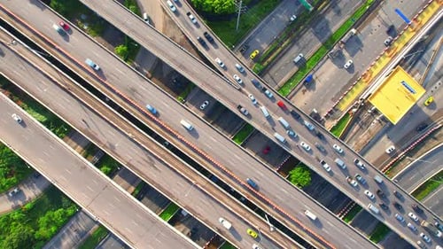 Superbe Drone à vue aérienne au-dessus du trafic autoroutier