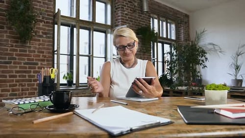 Femme d'affaires travaille à l'aide d'une tablette numérique