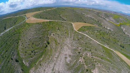 Volando sobre verdes colinas del Mediterráneo, la grandeza de la naturaleza, aérea