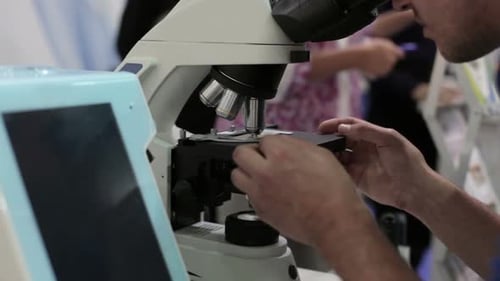 Doktor arbeitet mit einem Mikroskop